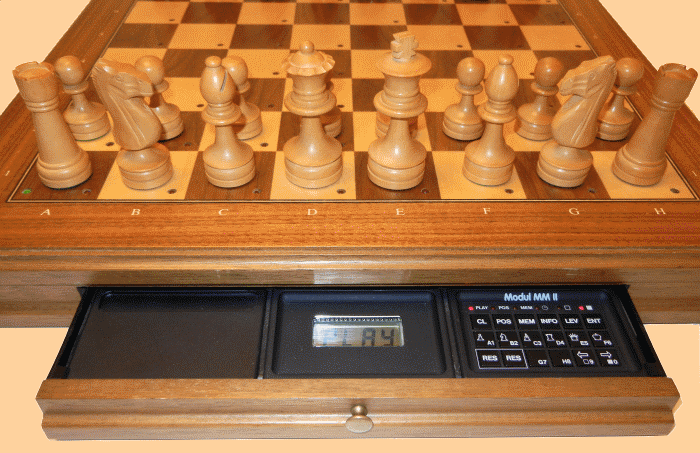 Mephisto MM II chess game module playing inside a Mephisto Muenchen Magnet-Sensory Board.